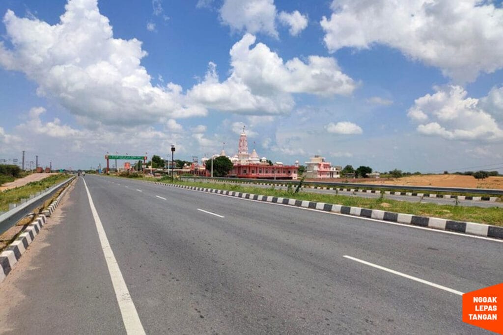 Jalan Aspal vs Cor Beton: Mana yang Lebih Cocok untuk Proyekmu? 1 Jalan Aspal vs Cor Beton jalan aspal