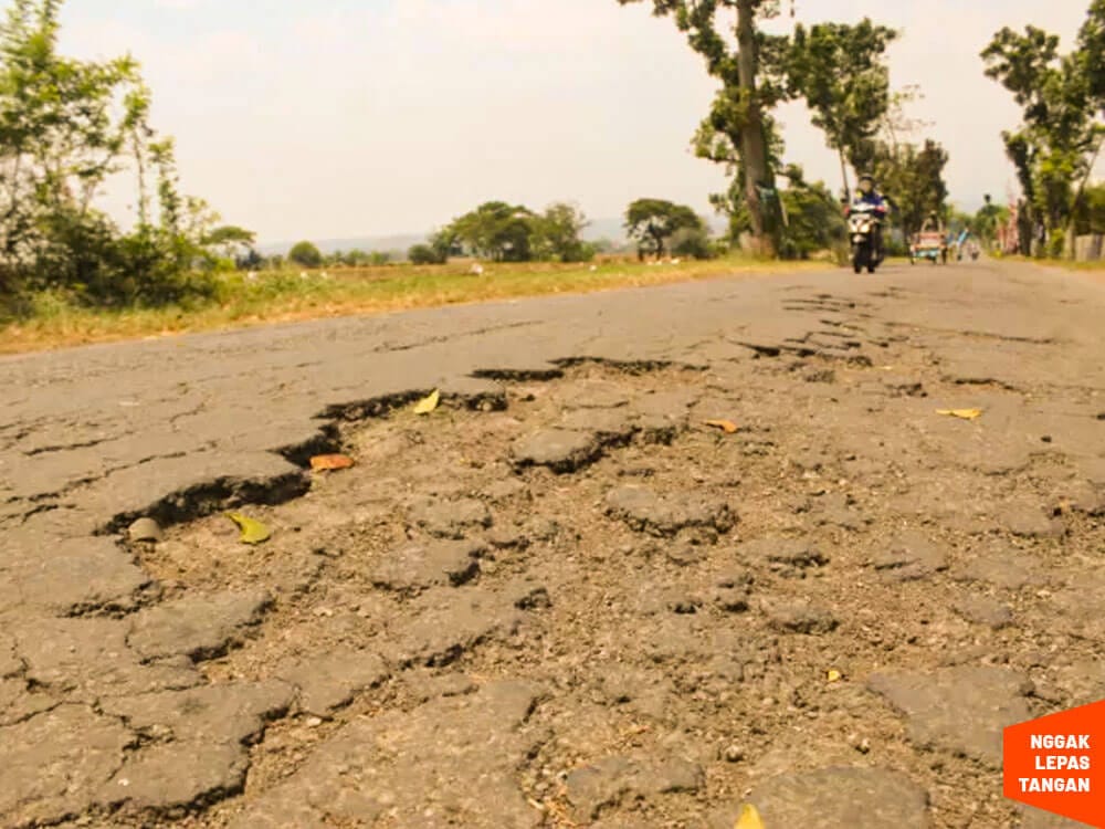 Aspal Baru Cepat Retak? Ini Dia 5 Fakta yang Jarang Dibahas dan Cara Ampuh Atasinya! 1 aspal baru cepat retak
