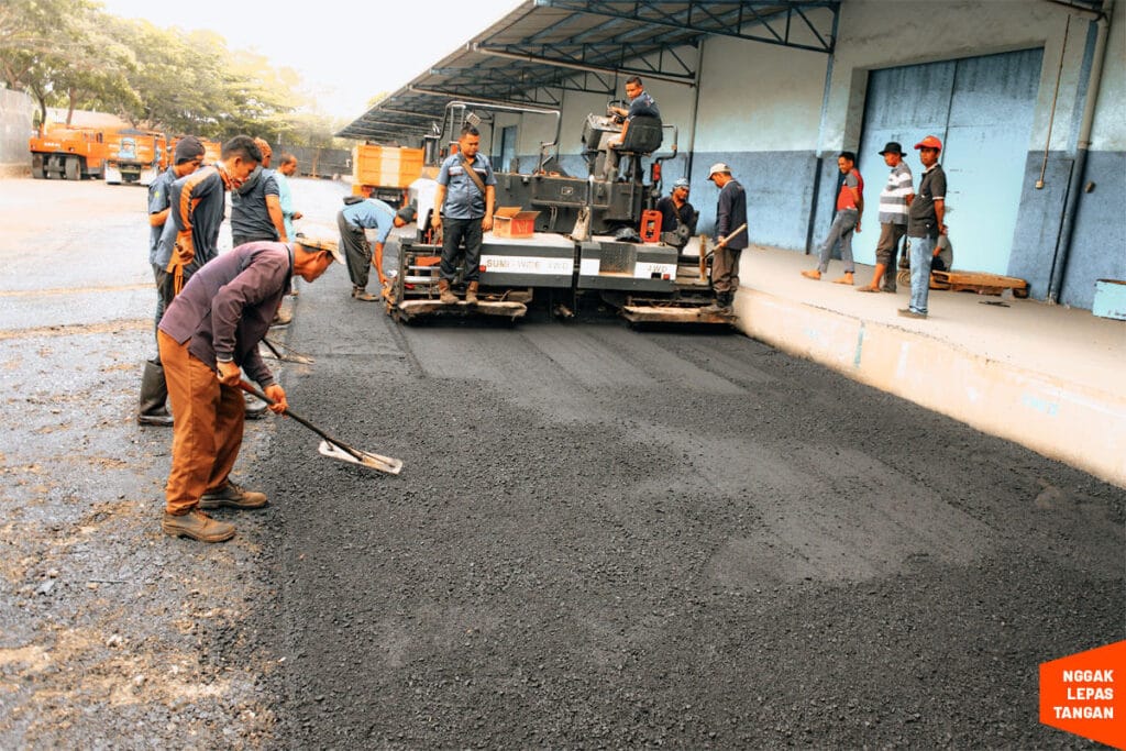 perbaikan jalan rusak berat