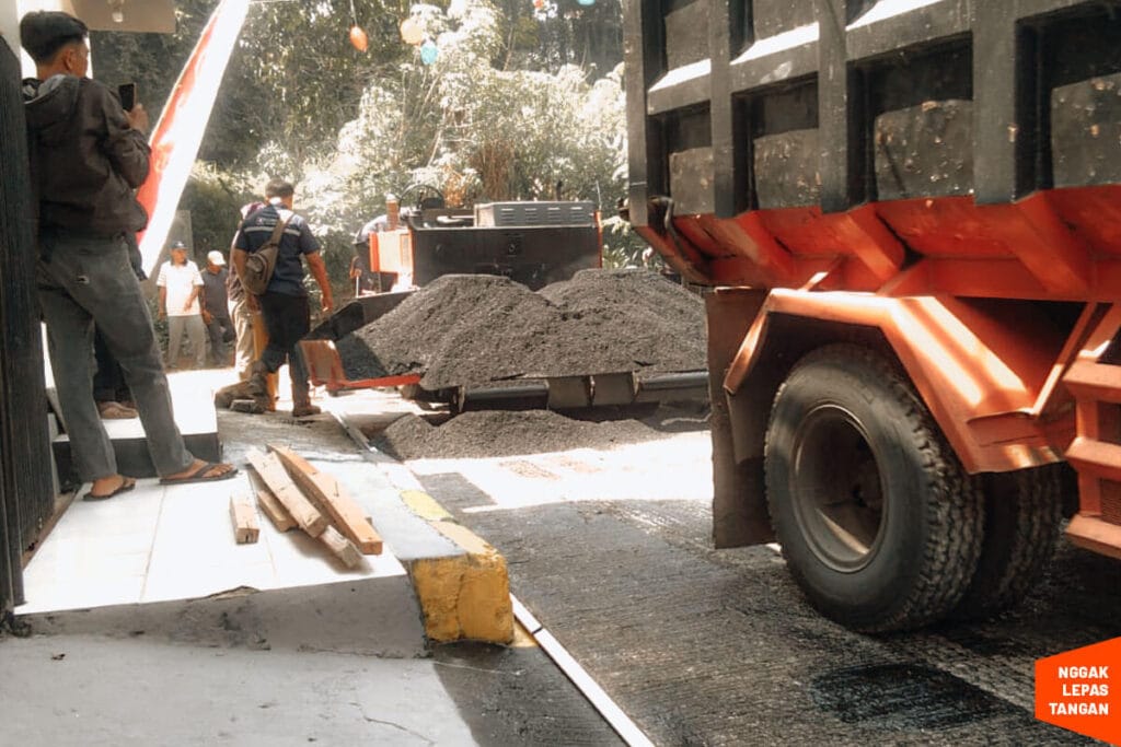perbaikan jalan rusak berat