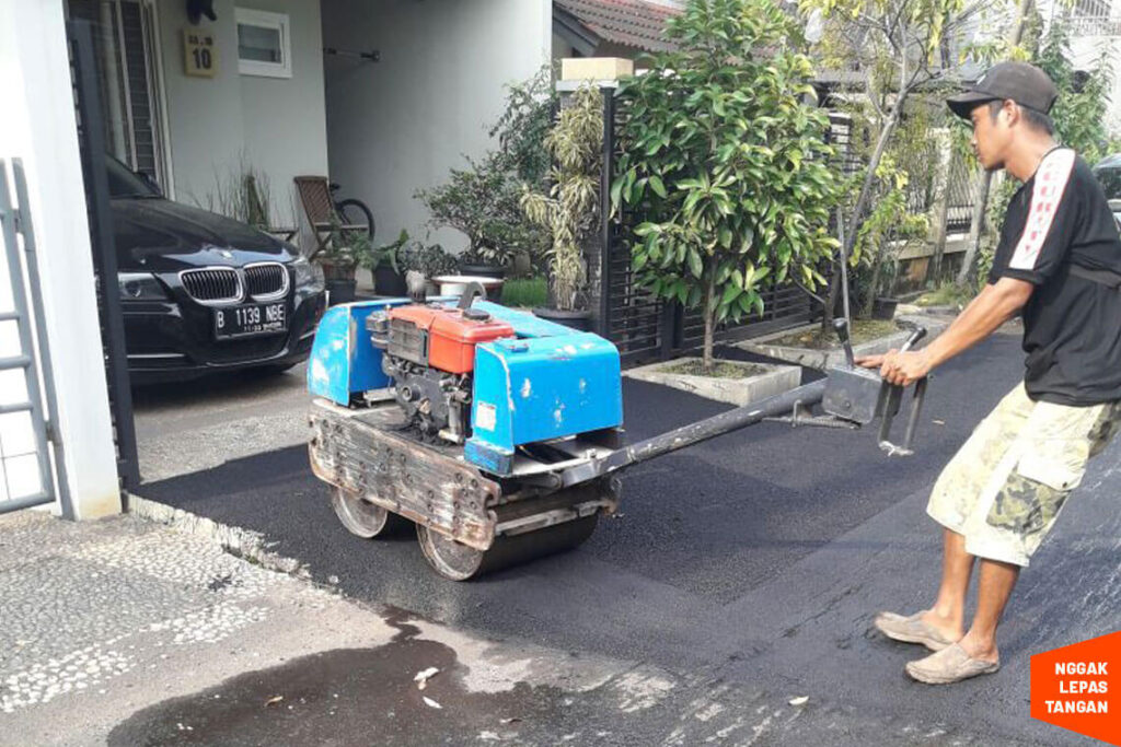 Jasa Aspal Jalan Murah 75 Ribu per m2 yang Bikin Tenang: Awet, Bergaransi, dan #nggaklepastangan 1 jasa aspal jalan