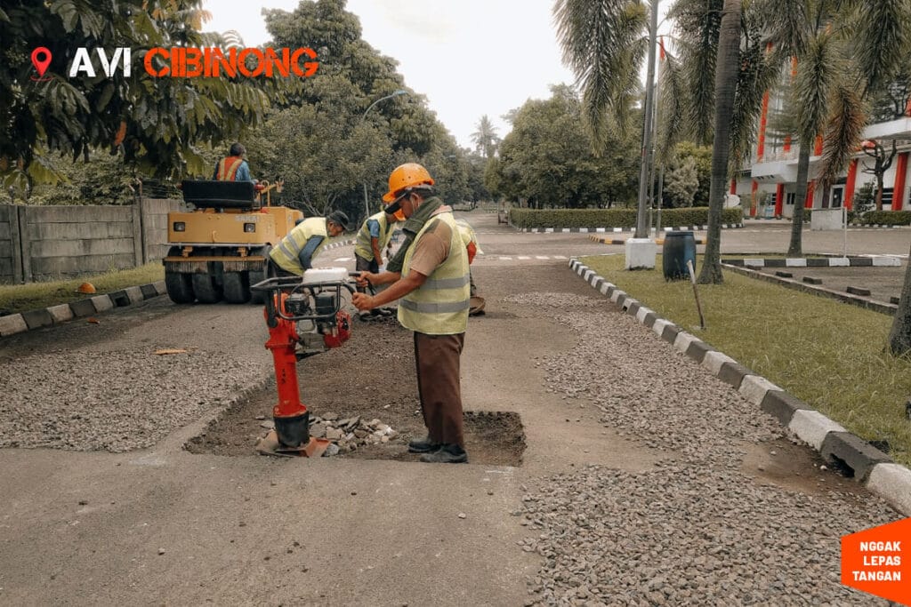 tambal jalan berlubang
