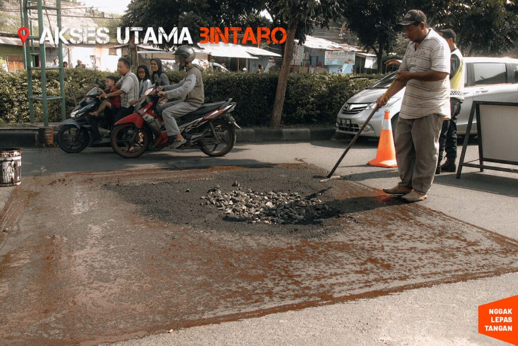 tambal jalan lubang