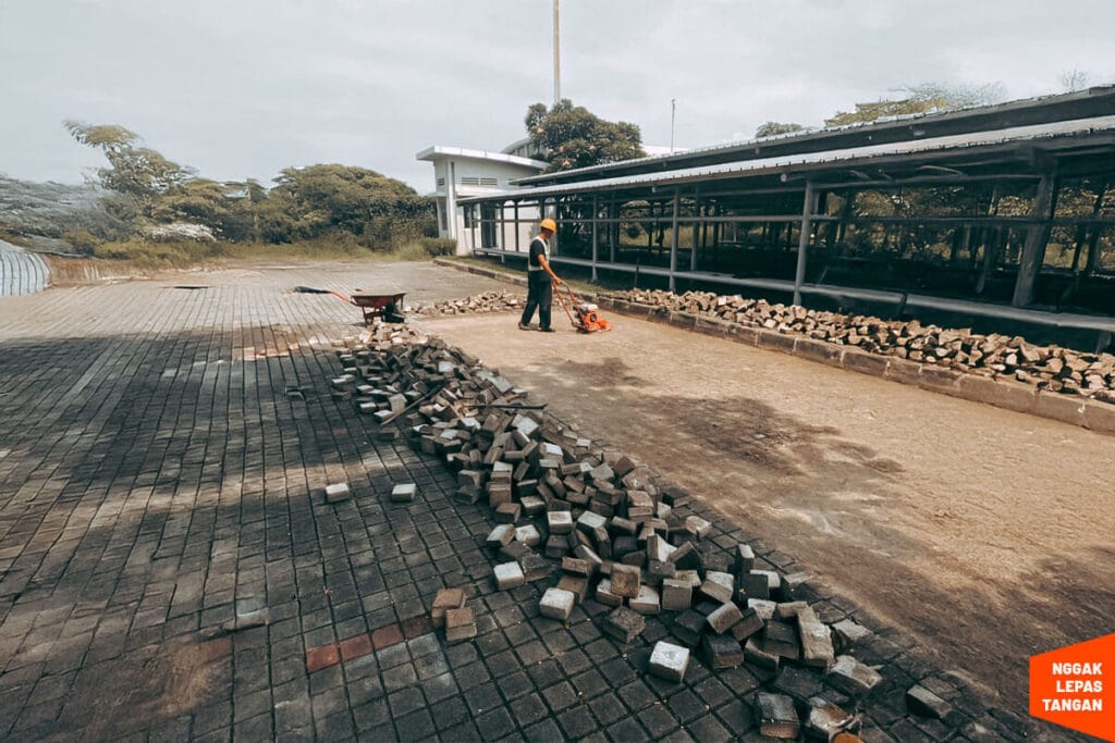 harga pasang paving block